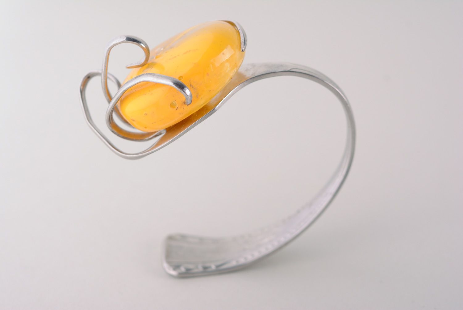 Pulsera de metal hecha a mano de tenedor original para mujeres con piedra foto 5