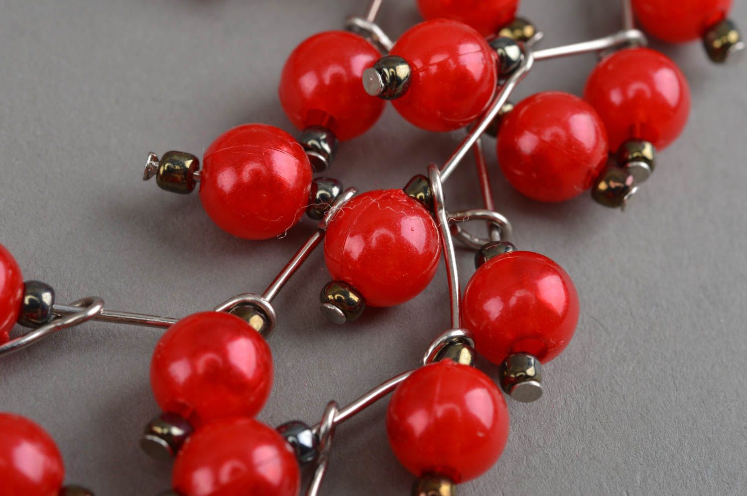 Bracelet en perles fantaisie et fil métallique fait main rouge élégant Obier photo 5