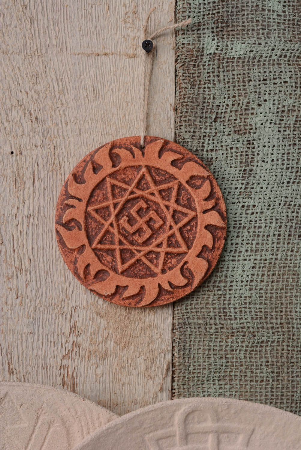 Pingente talismã decorativo de interior feito de argila pintado com engobes Oberezhnik foto 3