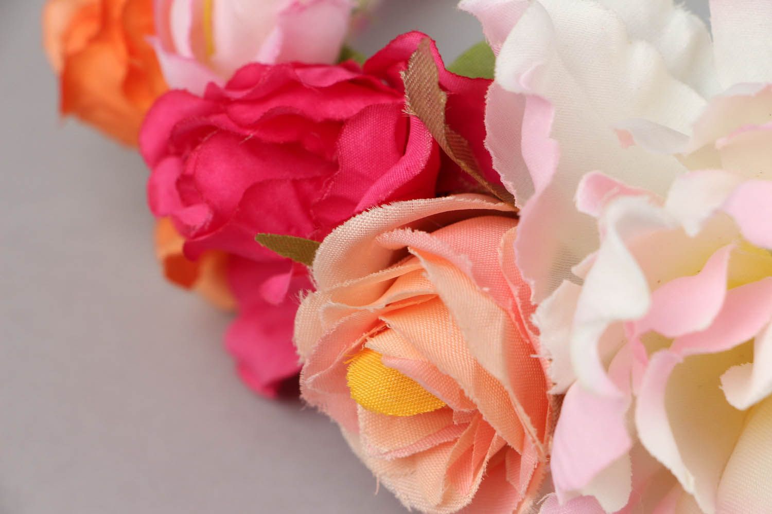 Serre-tête décoré de fleurs en tissu multicolores photo 4