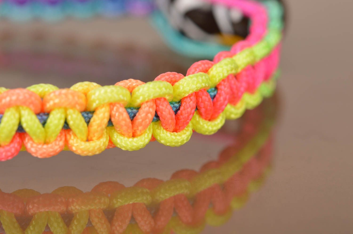 Bracelet tressé multicolore en lacet ciré et perle fantaisie fait main mode photo 4