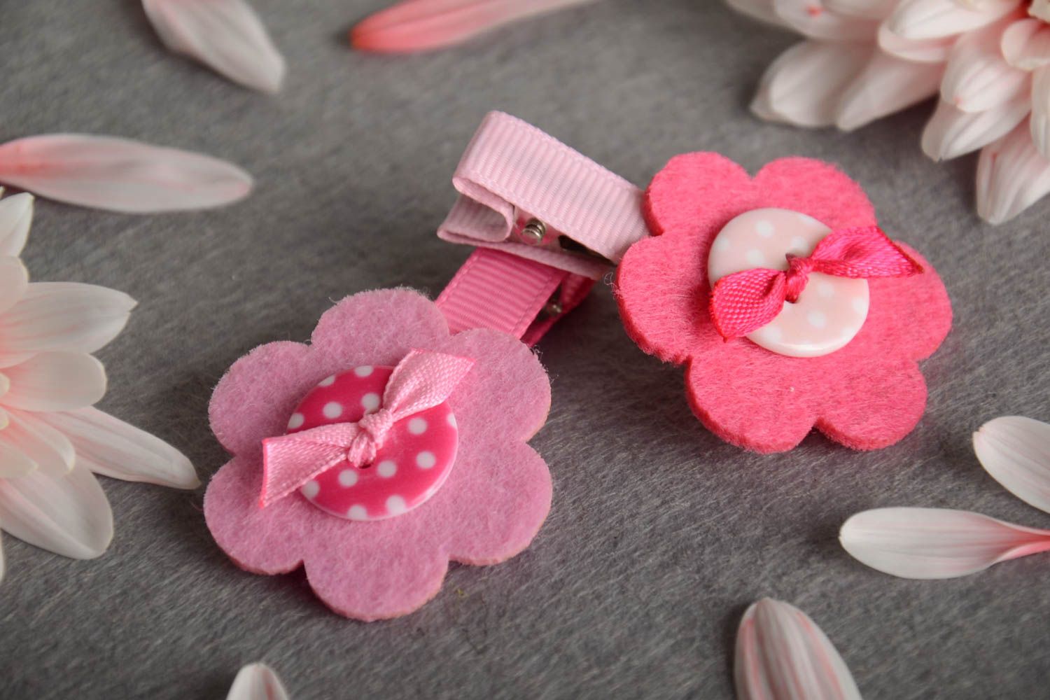 Deux pinces à cheveux fleurs roses en rubans de reps et tissu polaire pour fille photo 1