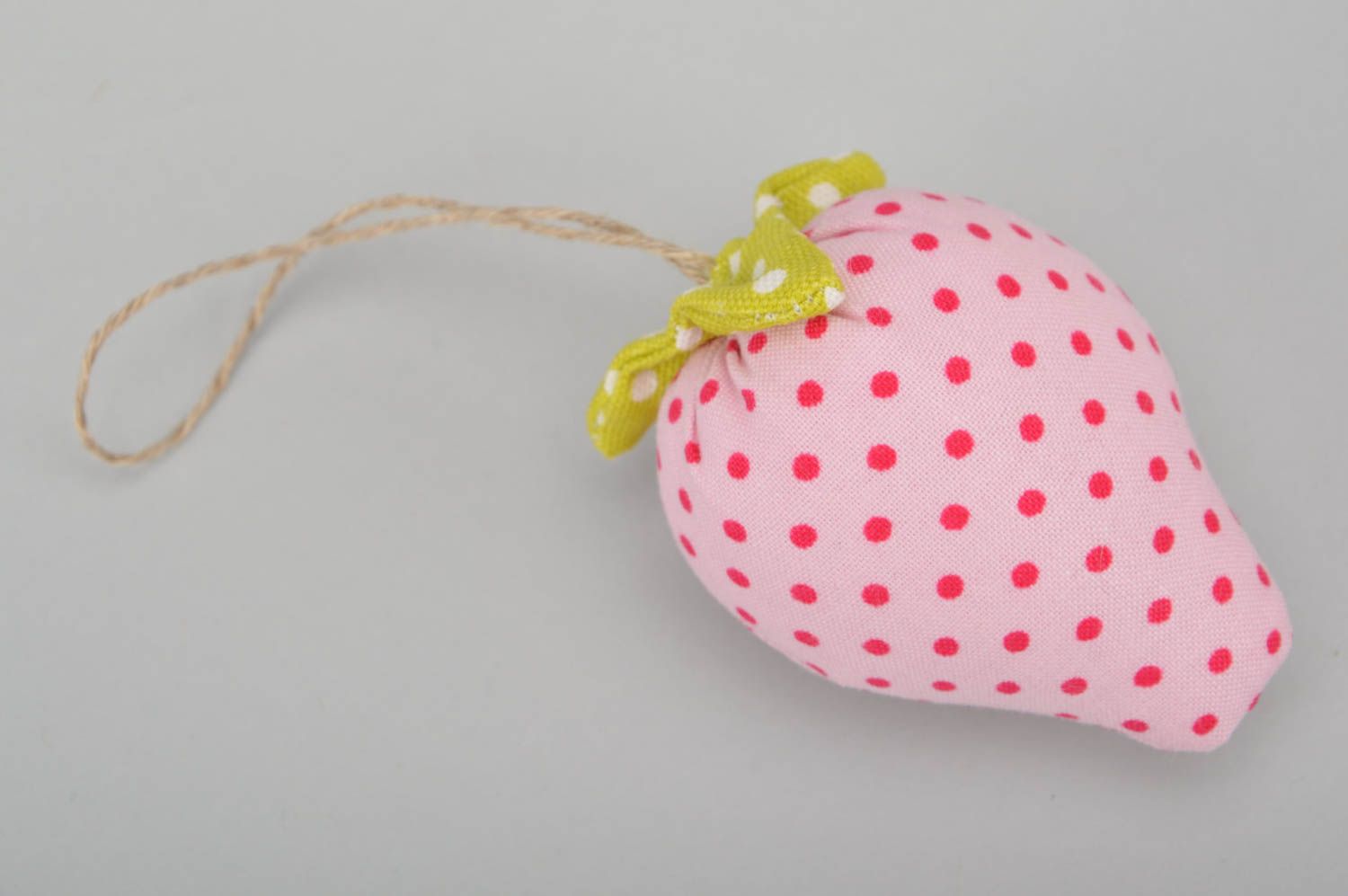 Мягкая игрушка для декора в виде клубнички розовая в горошек ручная работа фото 4