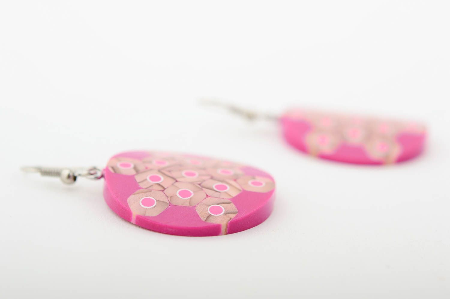 Серьги ручной работы украшение из карандашей розовые круглые стильные серьги фото 4