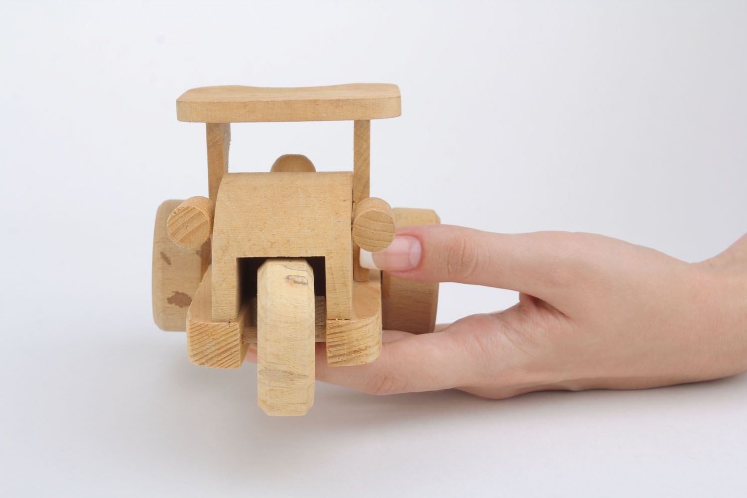 Kleines Spielzeugtraktor aus Holz foto 5
