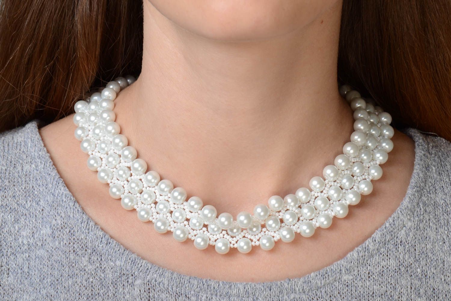 Handmade massives Collier aus Perlen und Glasperlen weiß festlich für Damen foto 1