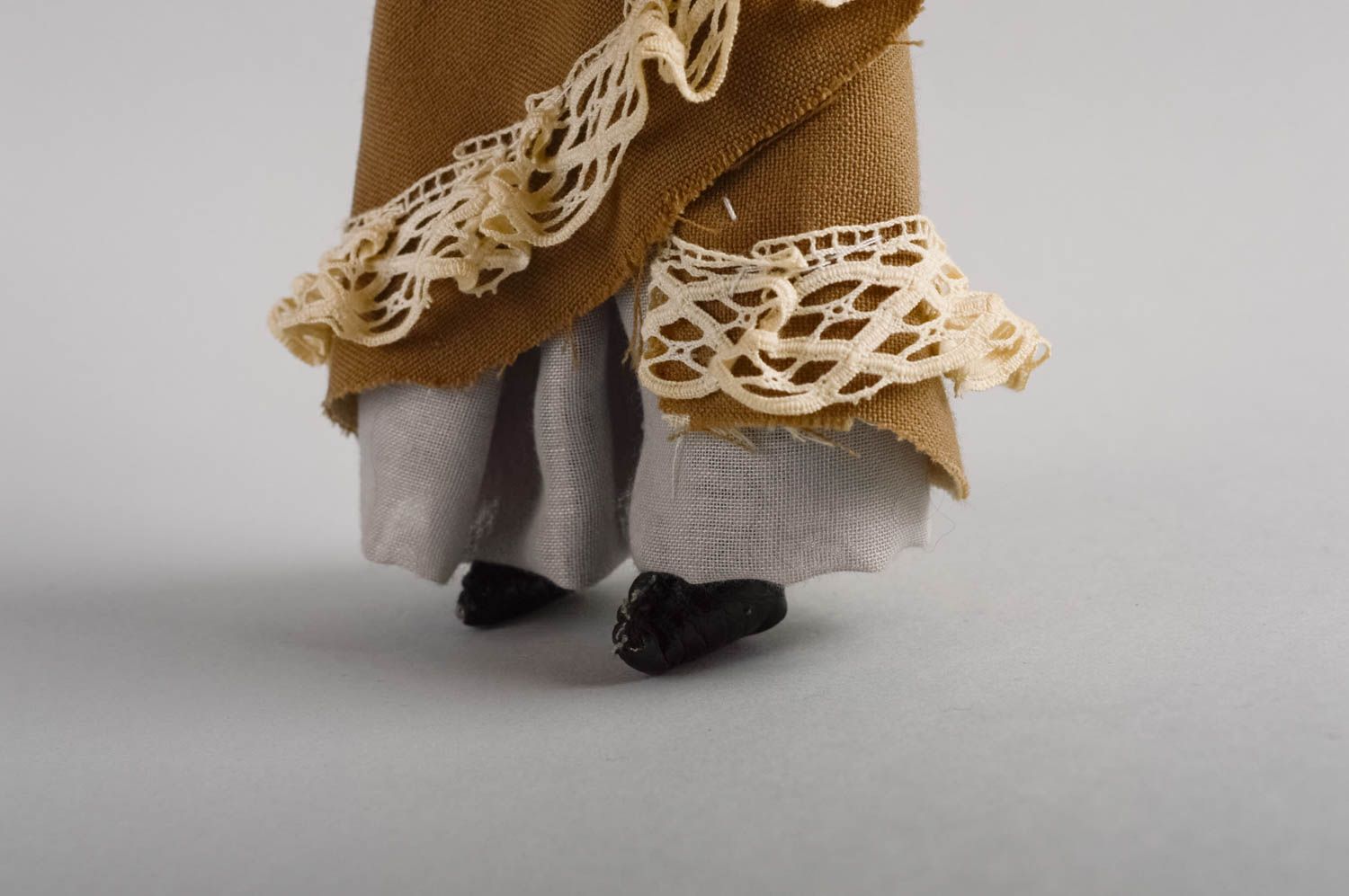 Designer handmade Puppe aus Stoff im Hut mit Schal und Boa für Interieur foto 5