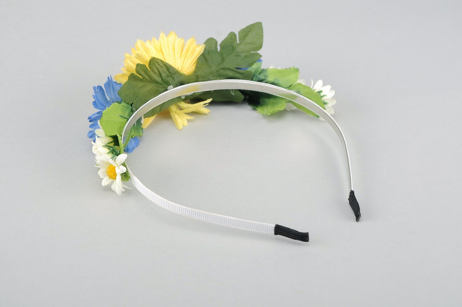 Headband made of artificial flowers photo 4