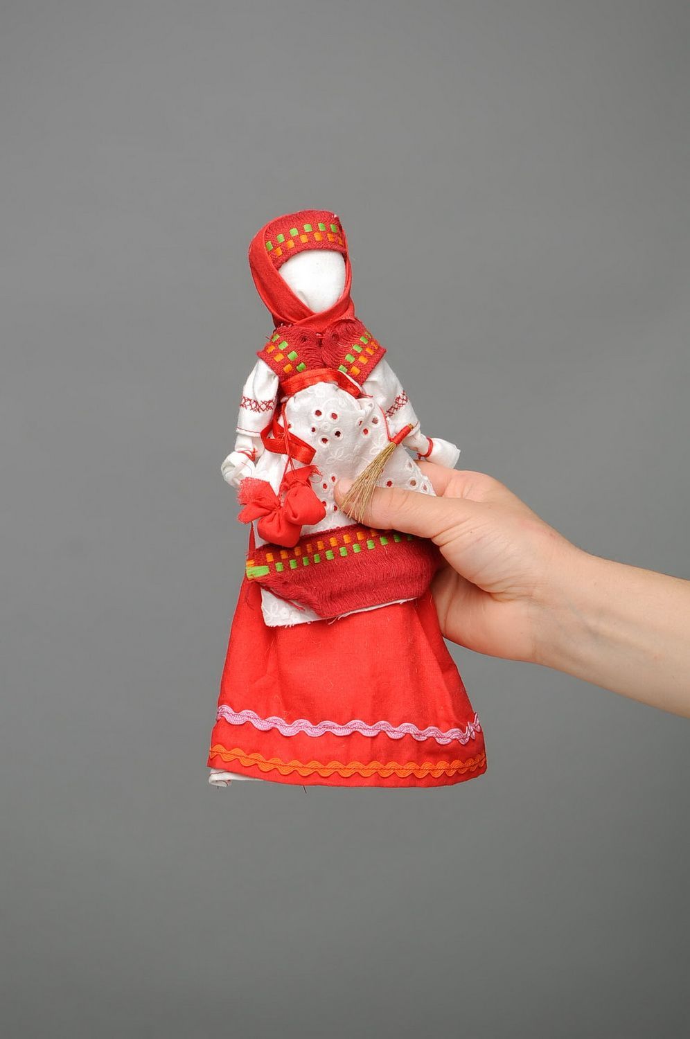 Bambola slava di stoffa fatta a mano amuleto talismano giocattolo etnico foto 2