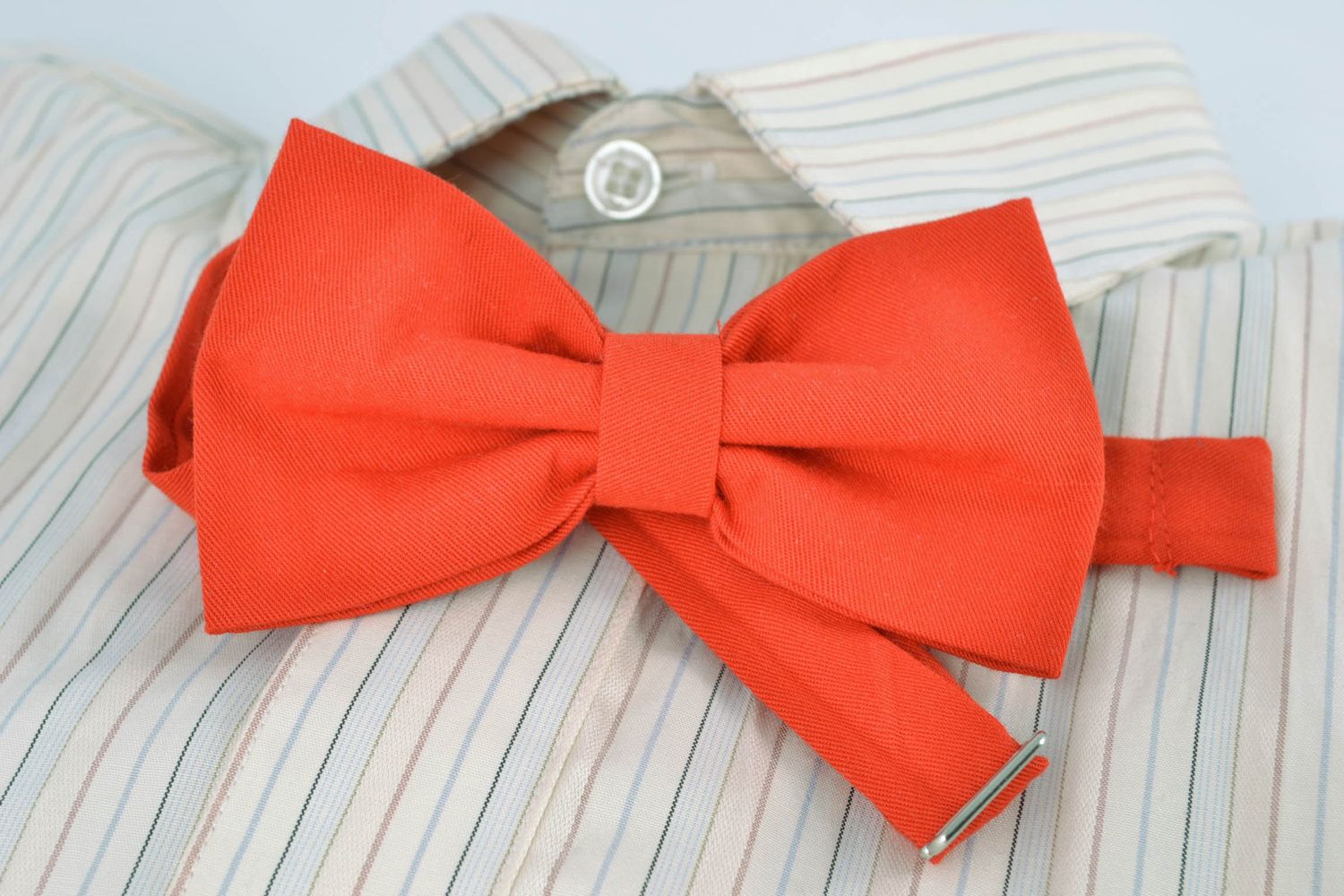 Fabric bow tie of bright red color photo 1