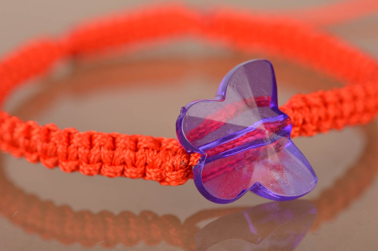 Dünnes rotes geflochtenes handmade Wachs Schnur Armband mit Schmetterling lila foto 3
