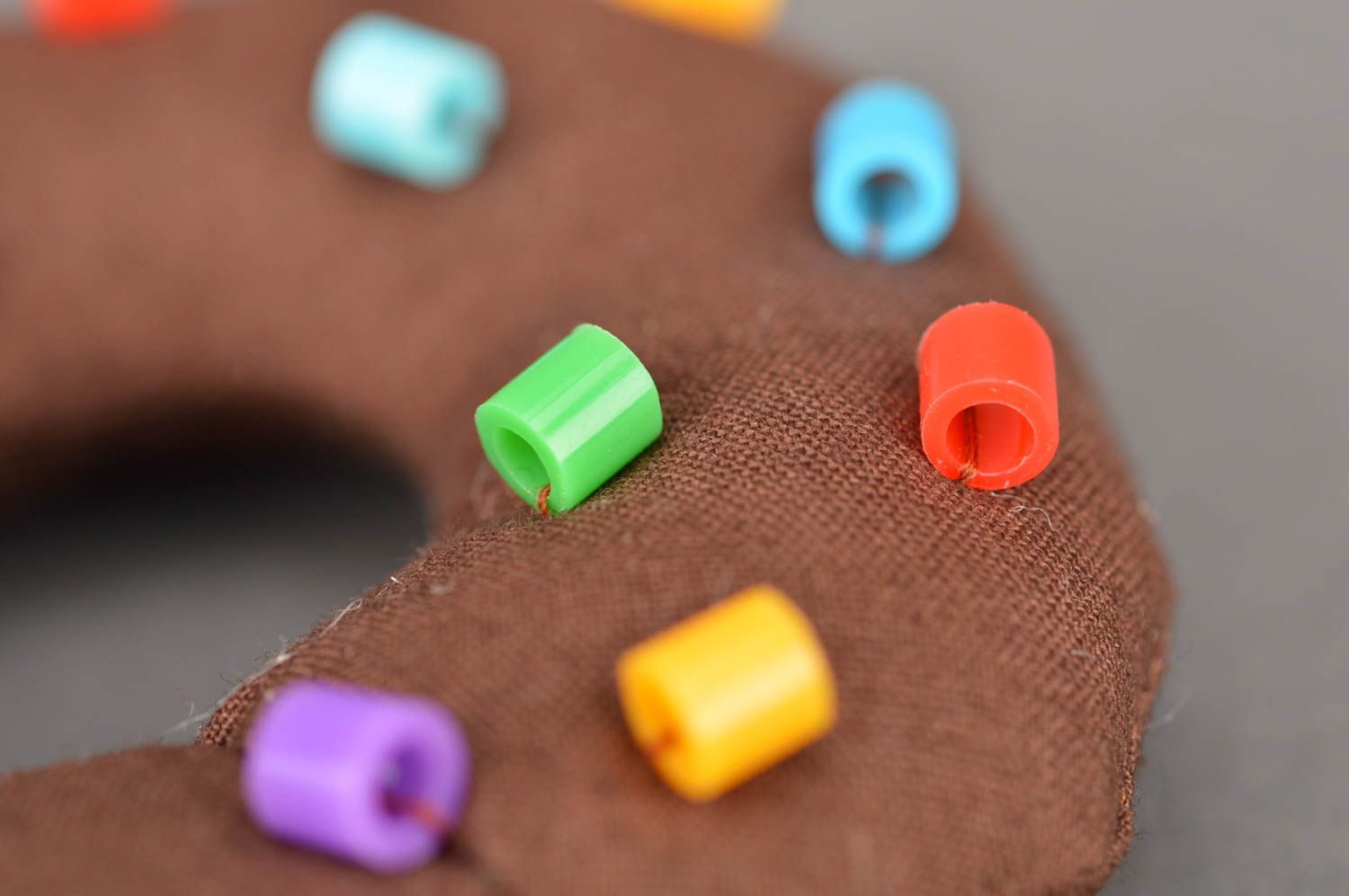 Игрушка ручной работы декоративное пирожное в виде шоколадного пончика хэнд мэйд фото 4