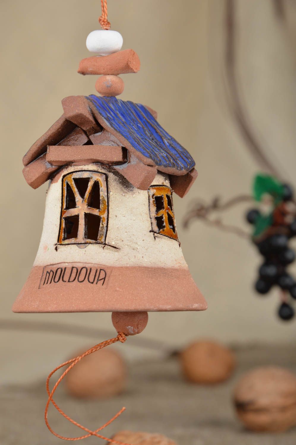 Авторский керамический колокольчик в виде домика разноцветный ручной работы фото 1
