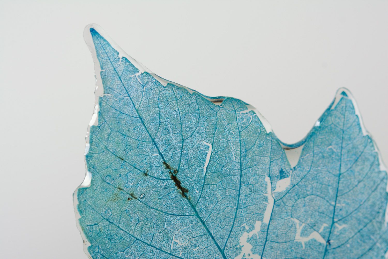 Handmade origineller blauer Ahornblatt Anhänger aus Epoxidharz an langer Kette  foto 3