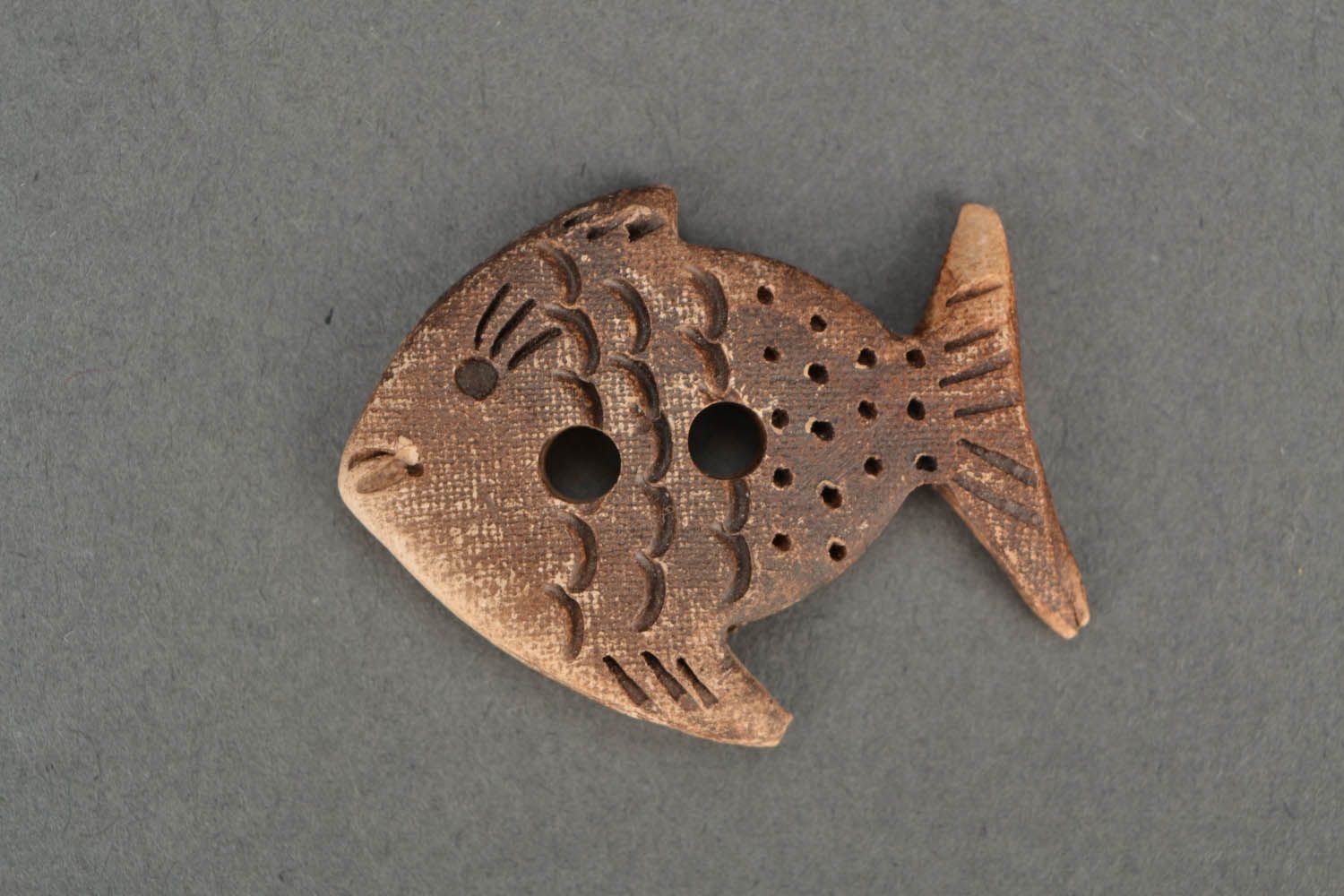 Bouton en argile fait main en forme de poisson photo 3