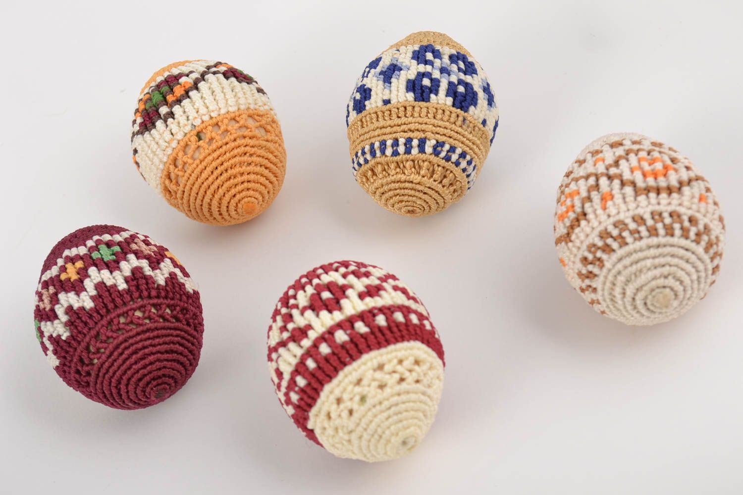 Conjunto de huevos de Pascua decorados hechos a mano multicolores 5 piezas  foto 2