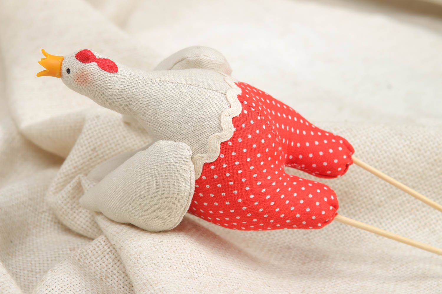 Jouet mou décoratif en lin et coton fait main en forme de poule-princesse  photo 5