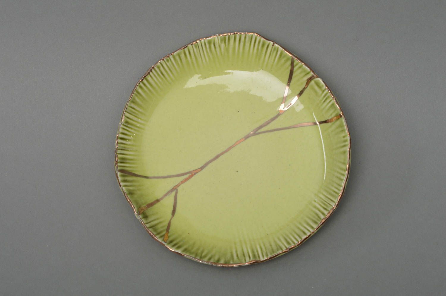 Soucoupe en porcelaine vert olive à bord ondulé faite main design original photo 2