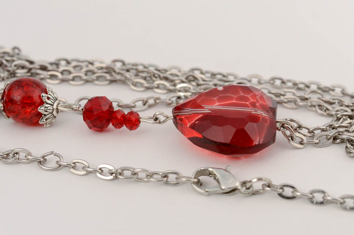 Joli pendentif en cristal tchèque long sur chaînette fait main avec cœur rouge photo 5
