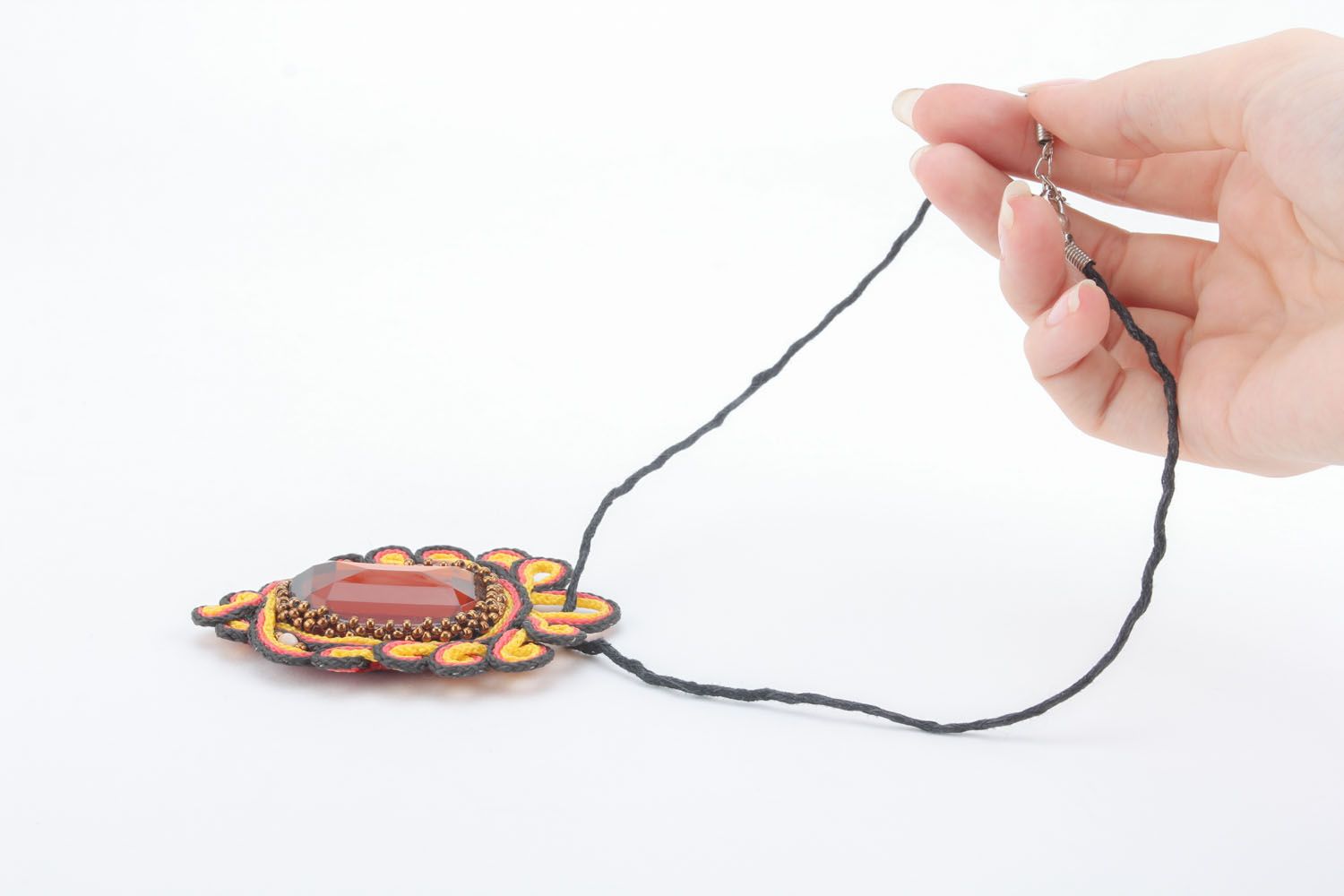 Pendentif fait main en tissu avec une pierre artificielle accessoire unique photo 5