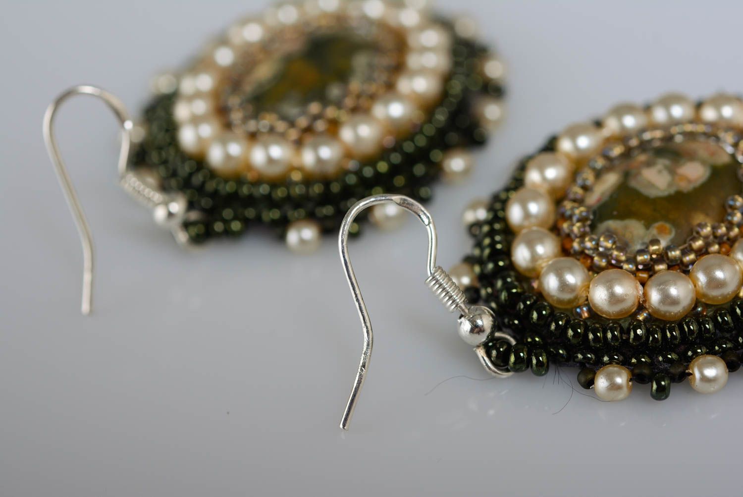 Pendientes artesanales ovalados bordados con abalorios y jaspe  foto 5