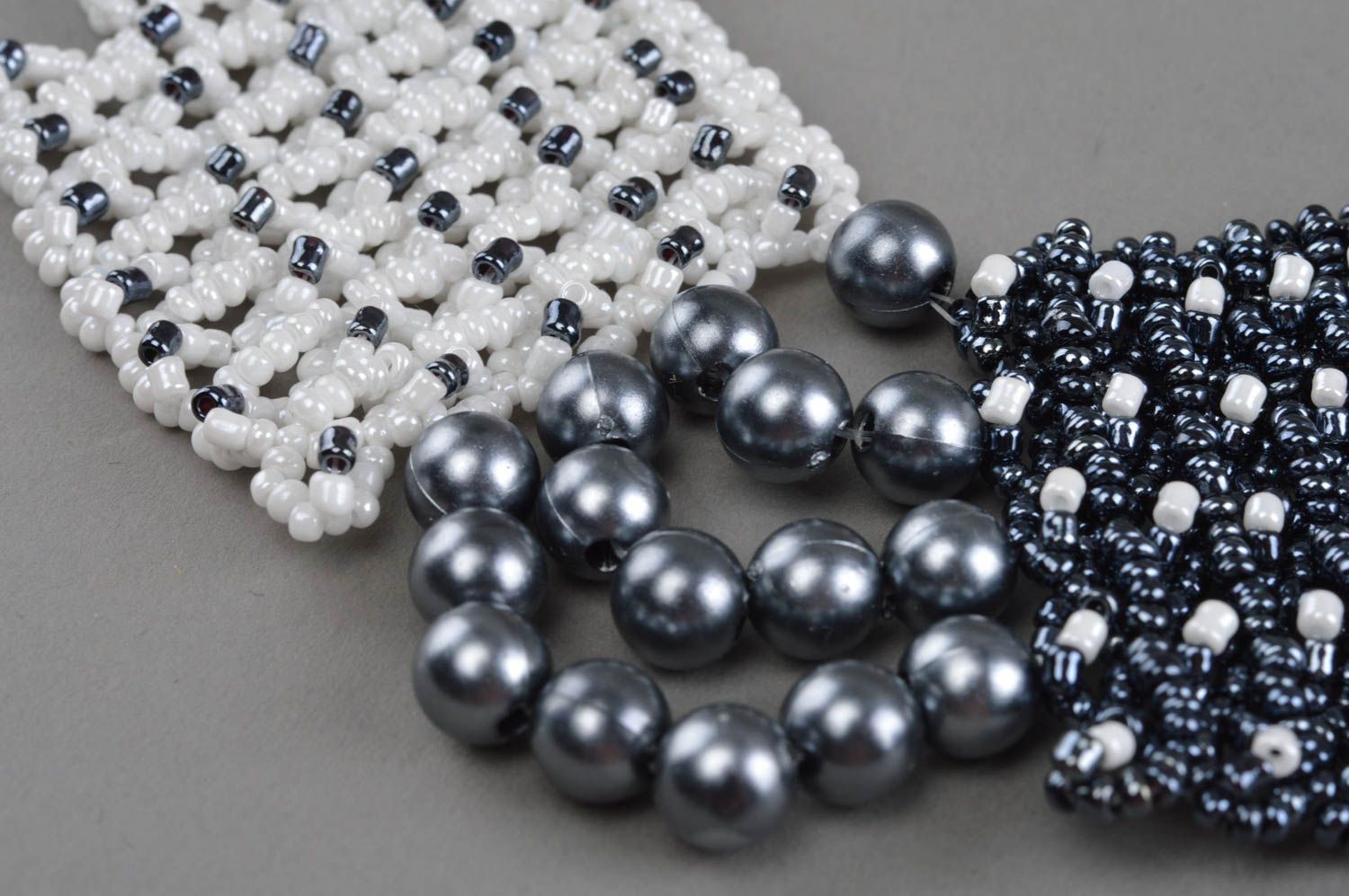Collier en perles de rocaille fait main noir et blanc avec grandes perles photo 5