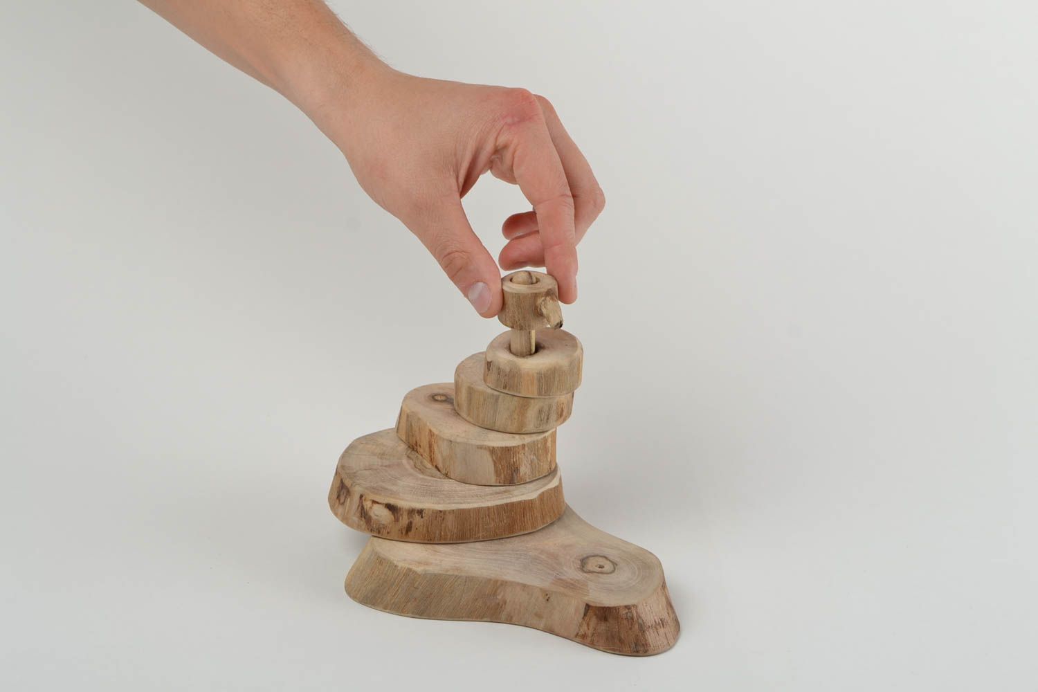 Деревянная пирамидка из ореха детская развивающая игрушка ручной работы фото 2