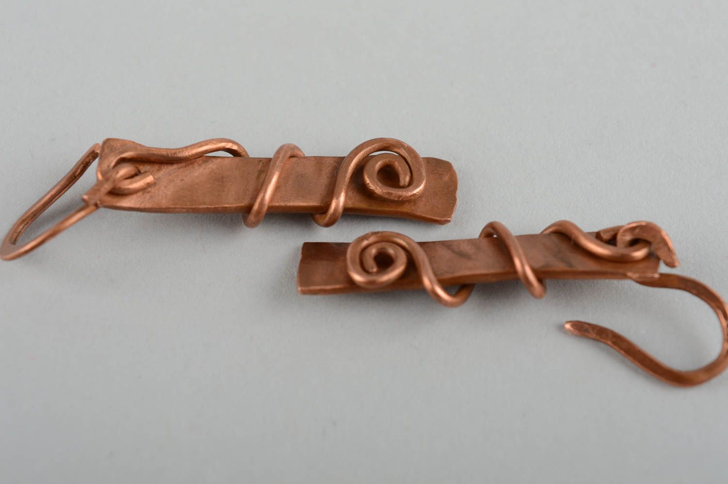 Orecchini di metallo fatti a mano lunghi accessorio originale bello da donna foto 3