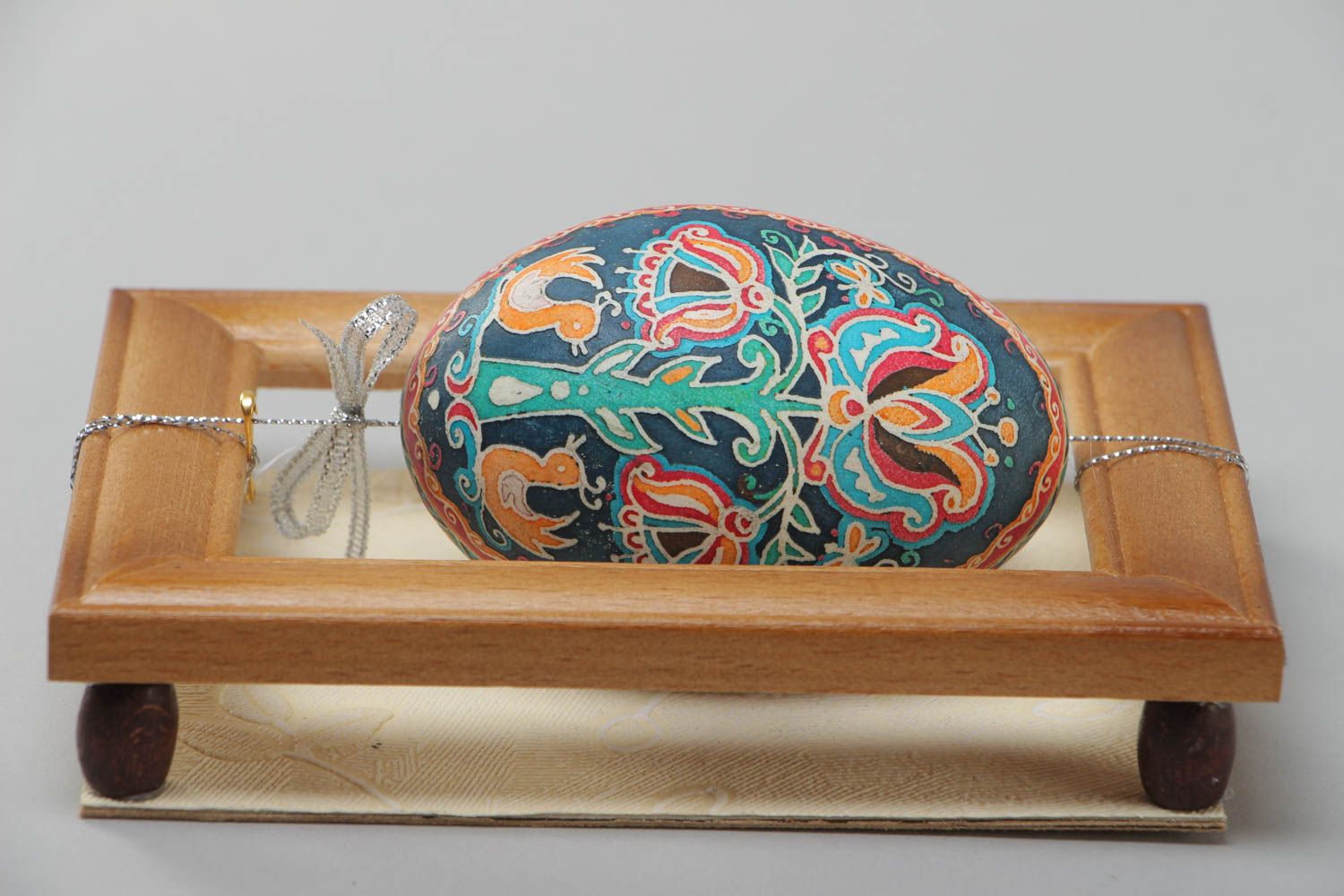 Пасхальное яйцо-подвеска в рамке гусиная писанка ручной работы панно на стену фото 4