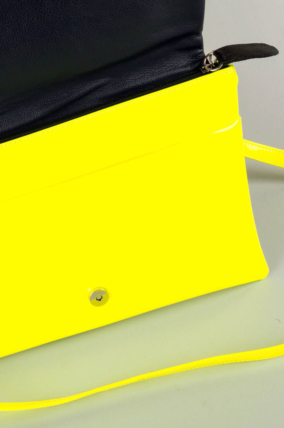 Желтая лакированная сумка-клатч из искусственной кожи с длинным ремешком фото 4