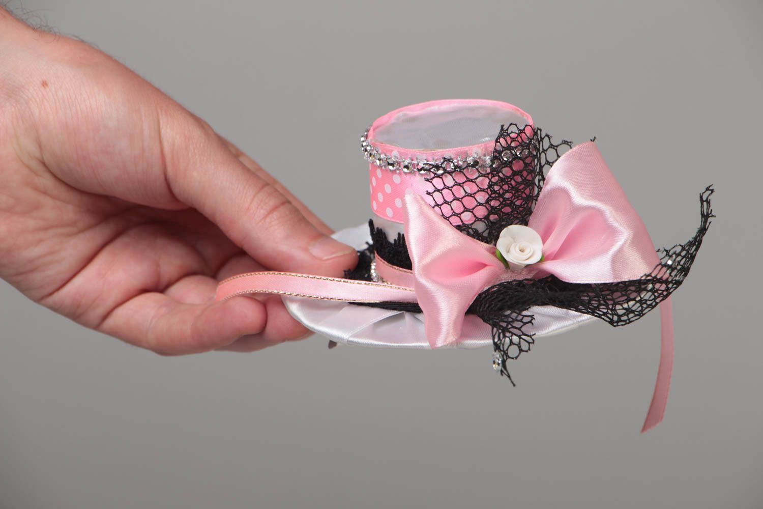 Объемная заколка для волос в виде шляпки ручной работы розовая с сеточкой фото 5