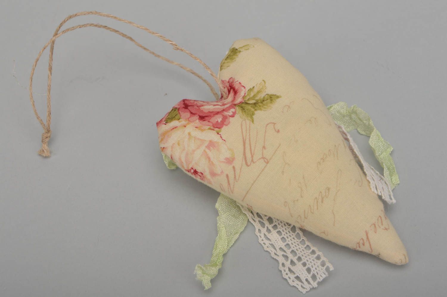 Colgante decorativo corazón textil con flores y aroma de vainilla hecho a mano  foto 5