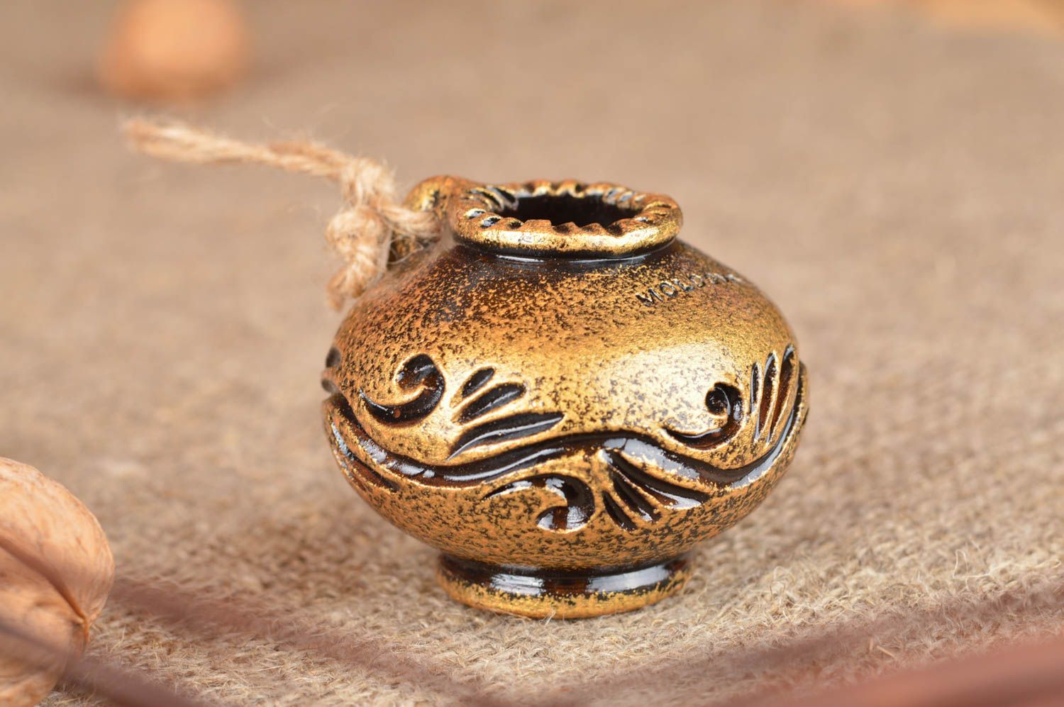 Petite cruche décorative en terre cuite faite main couleur dorée à suspendre photo 1