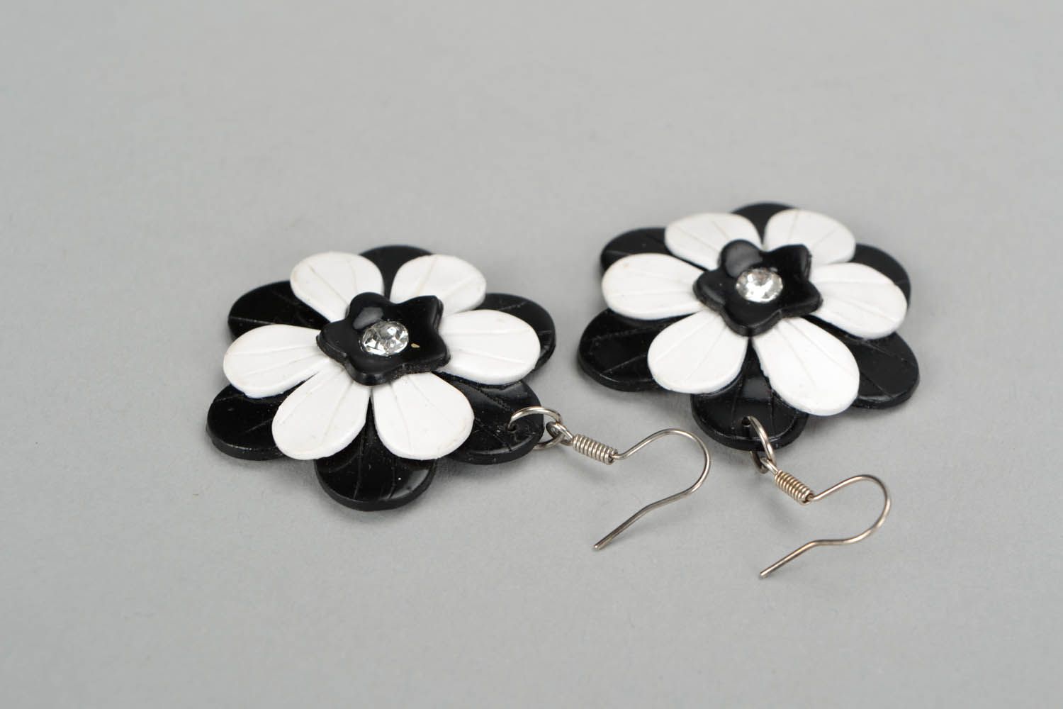 Черно-белые серьги-подвески Цветы фото 4