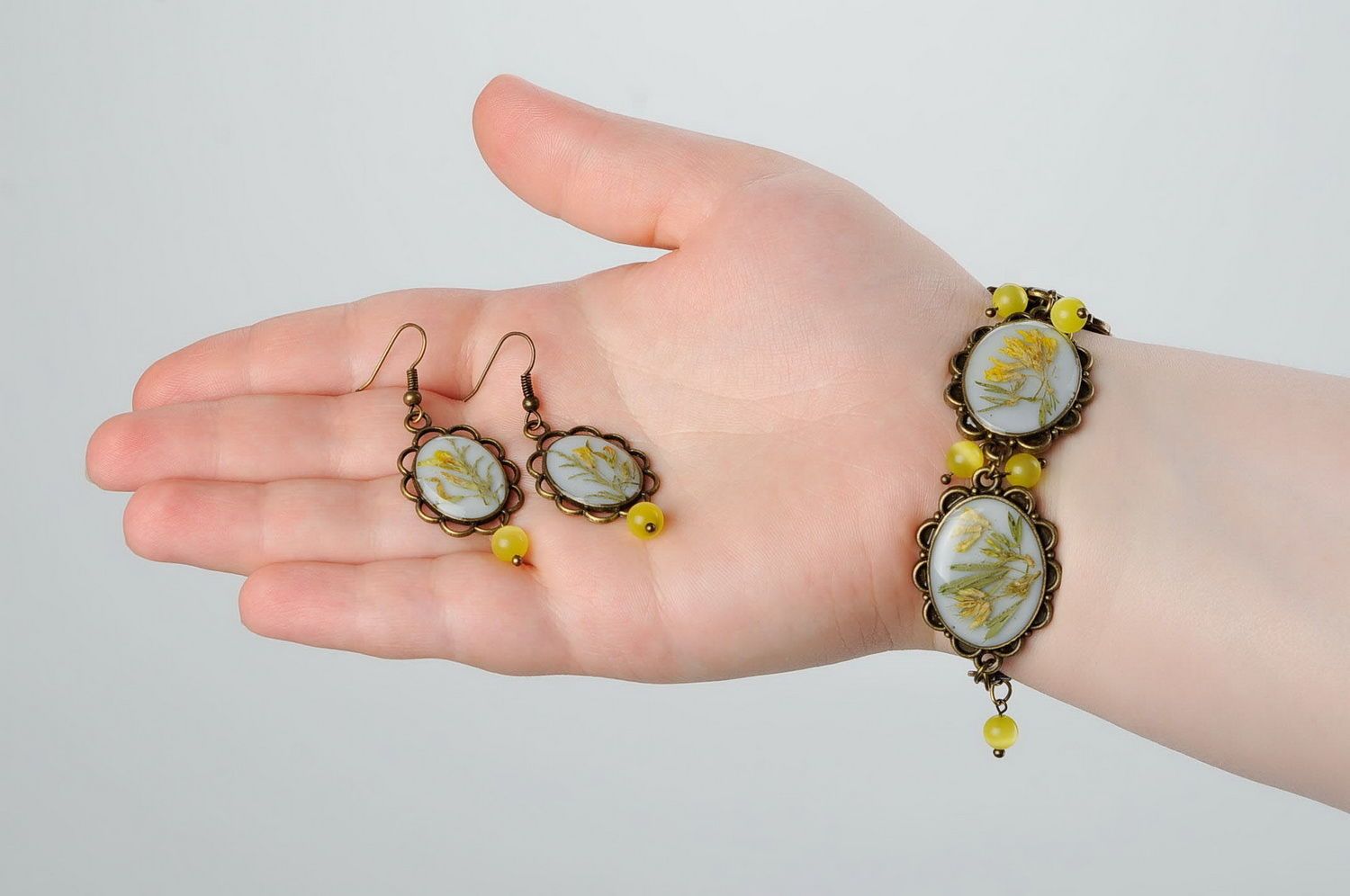 Conjunto de jóias com flores naturais em resina epóxi: brincos e bracelete foto 5