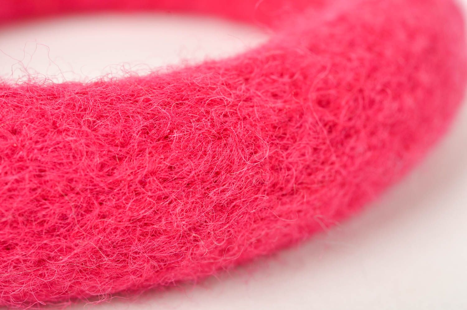 Bracelet fantaisie Bijou fait main rose en laine feutrée Accessoire femme photo 4