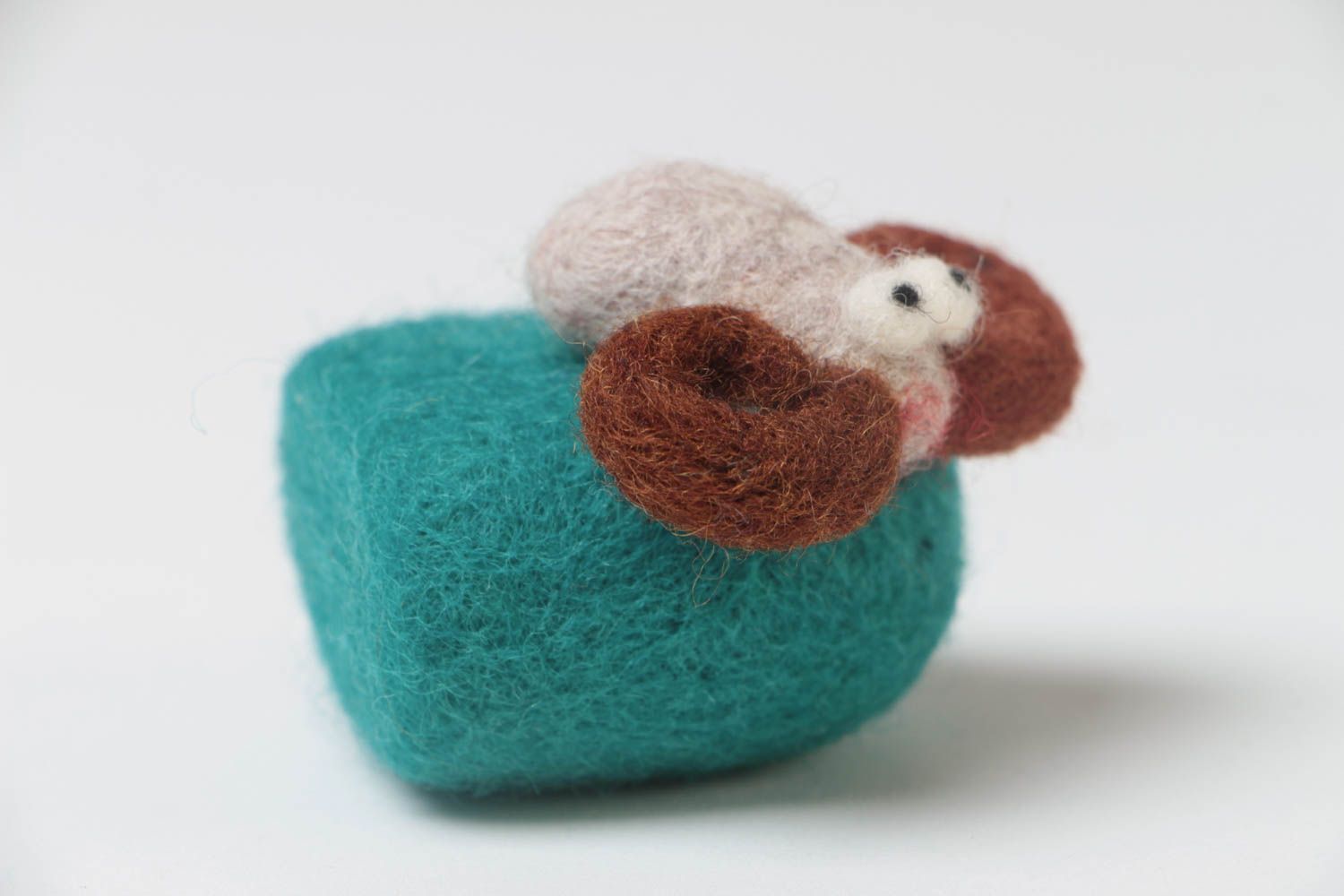 Figurine en laine feutrée miniature décorative faite à la main Mouton bleu photo 3