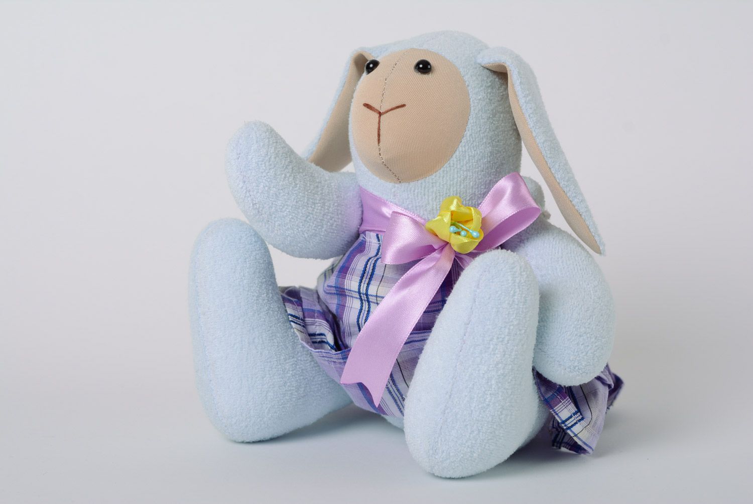 Interieur Spielzeug Kuscheltier Schaf im Kleid violett aus Trikotage handmade  foto 4