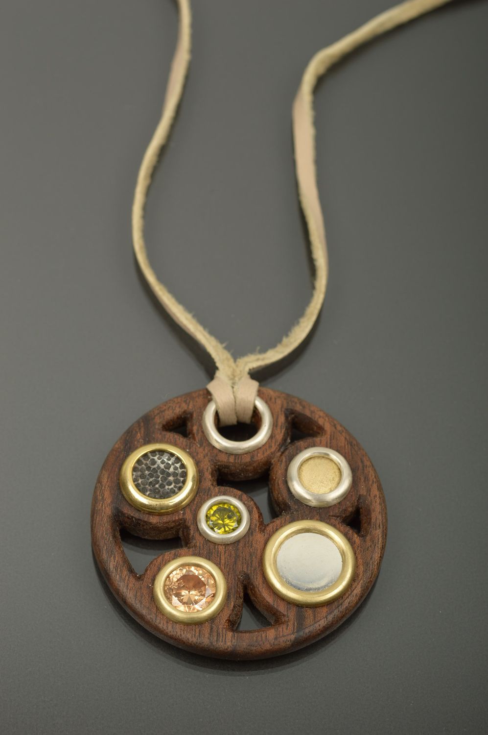 Кулон ручной работы украшение на шею аксессуар из дерева кулон круглый фото 1