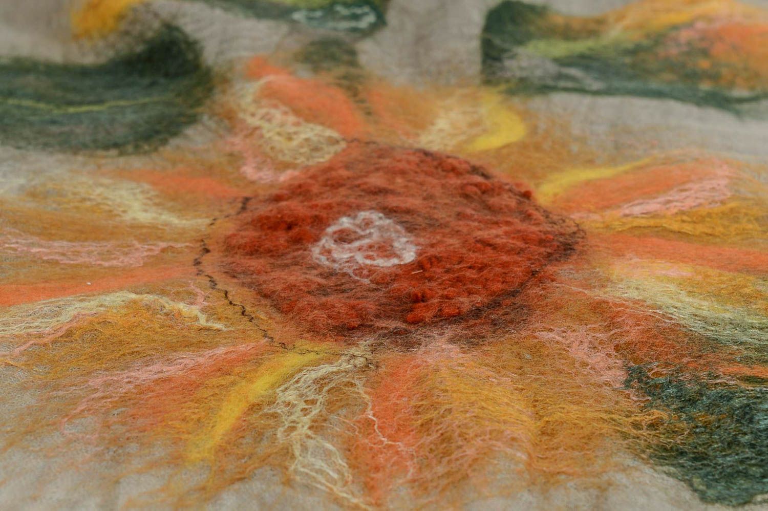 Серый шарф в технике мокрого валяния ручной работы из льна и шелка красивый фото 5