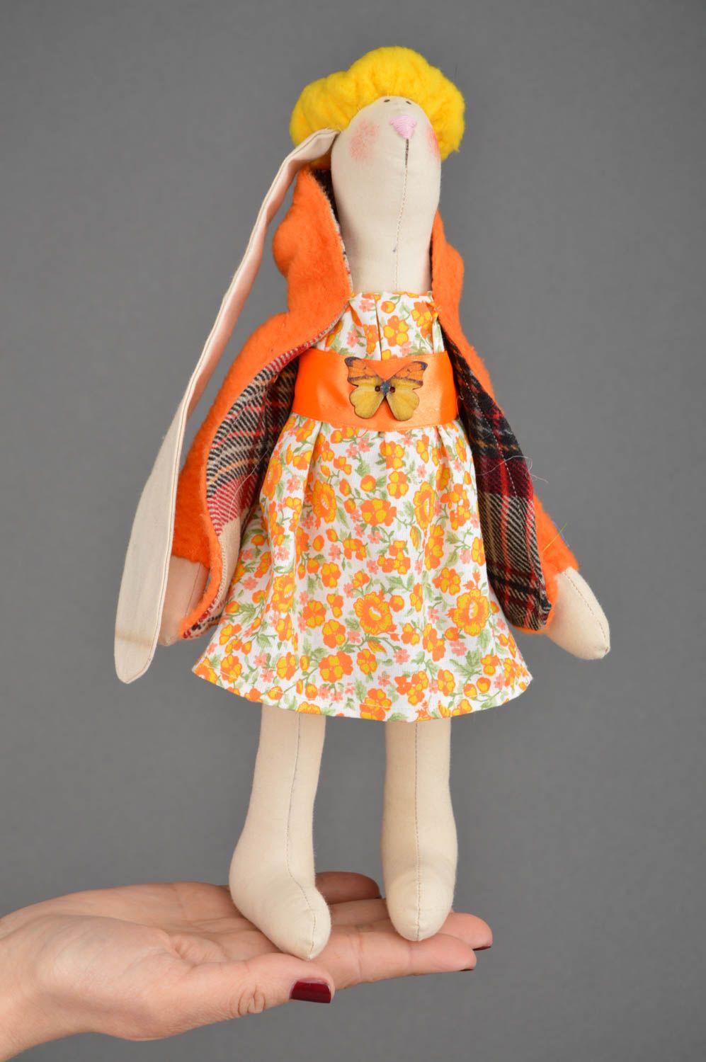 Мягкая игрушка зайка в оранжевом из ткани ручной работы красивая для детей фото 3