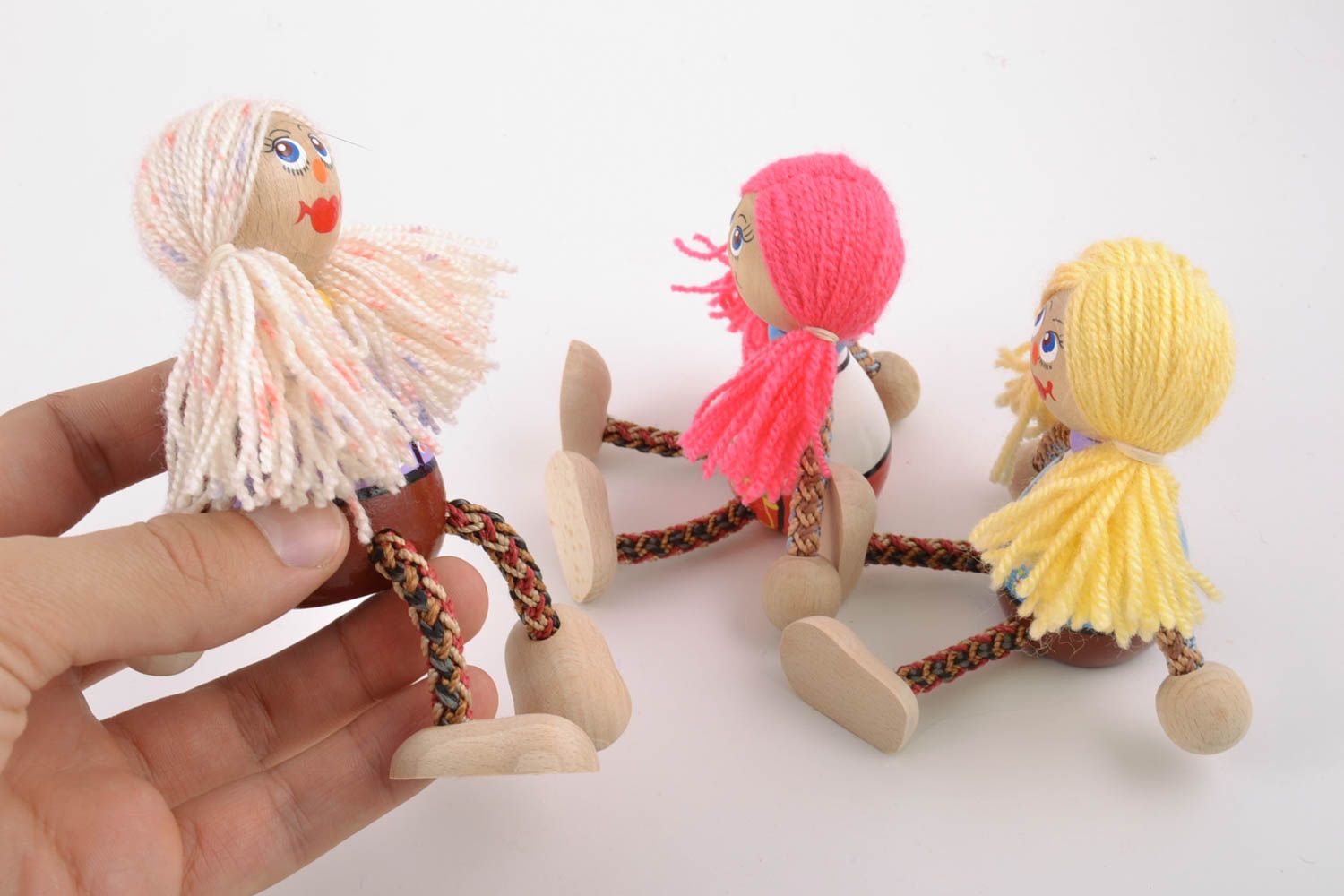 Комплект расписных деревянных эко игрушек подружки 3 штуки ручной работы фото 2