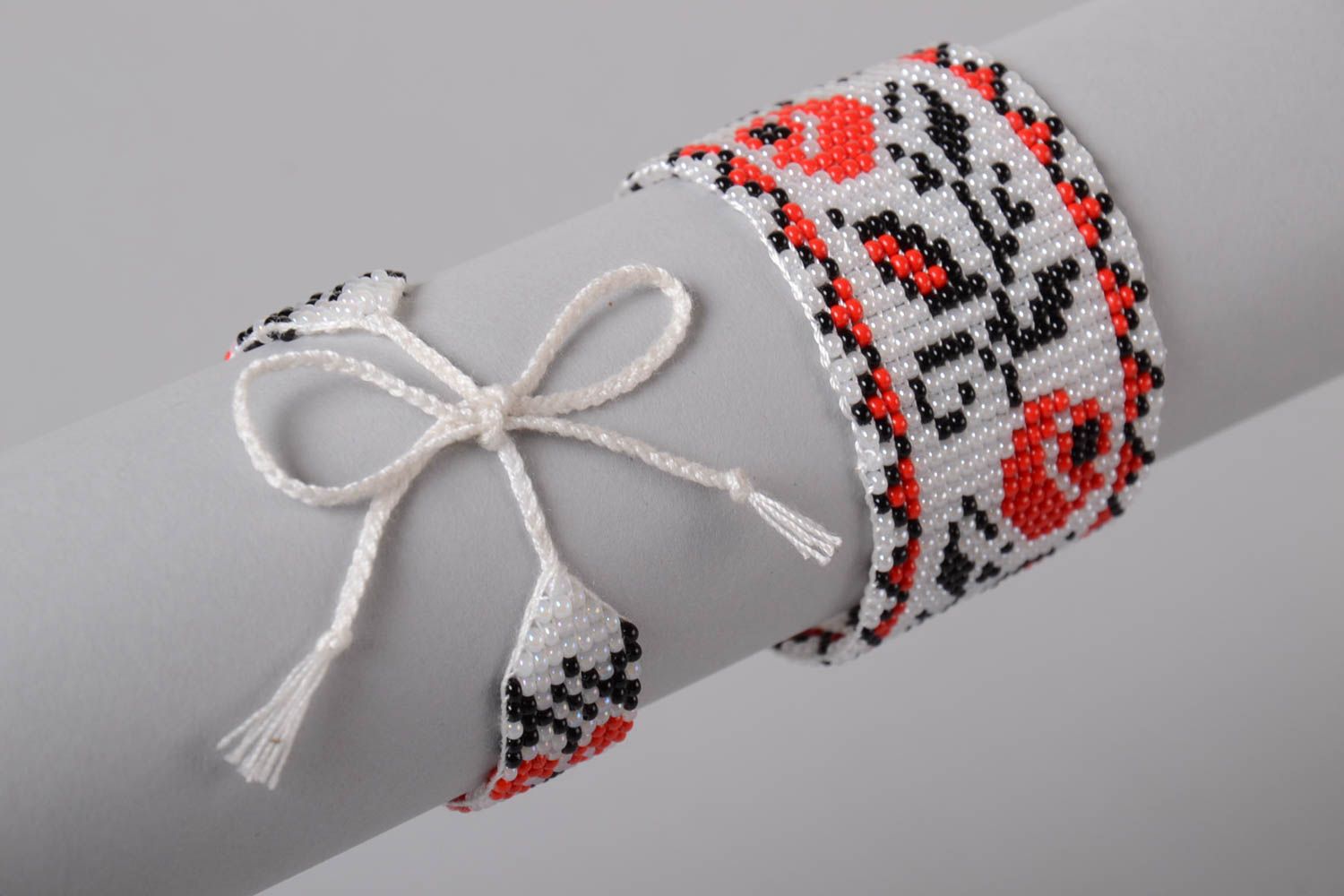 Glasperlen Armbänder Set 2 Stück in Weiß Rot Schwarz mit Mustern handmade  foto 2