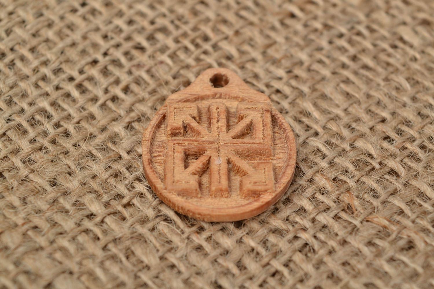 Colgante de madera de tilo tallado a mano artesanal original amuleto eslavo foto 1