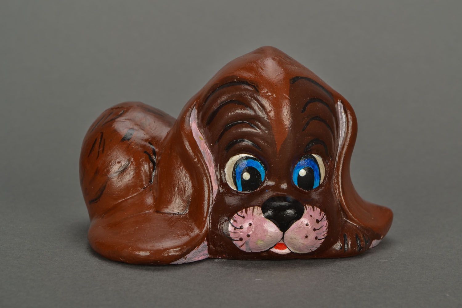 Estatueta de gesso pintada com tintas acrílicas em forma do cão  foto 3