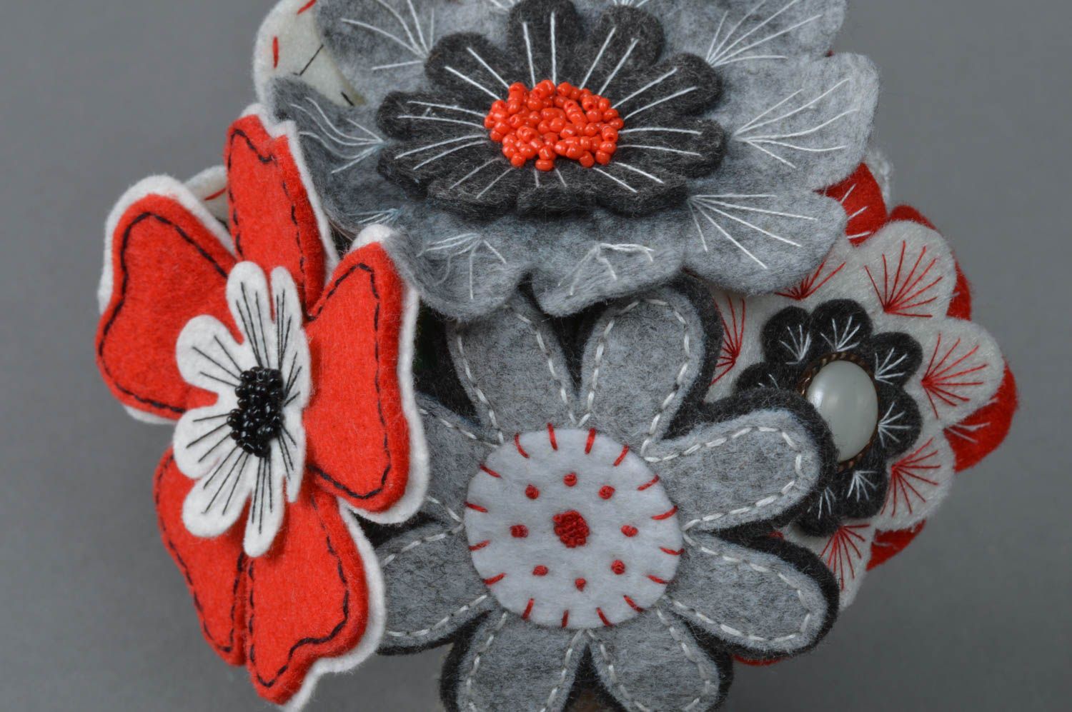 Ramo de flores de tela artesanal para decorar casa en tonos grises foto 4