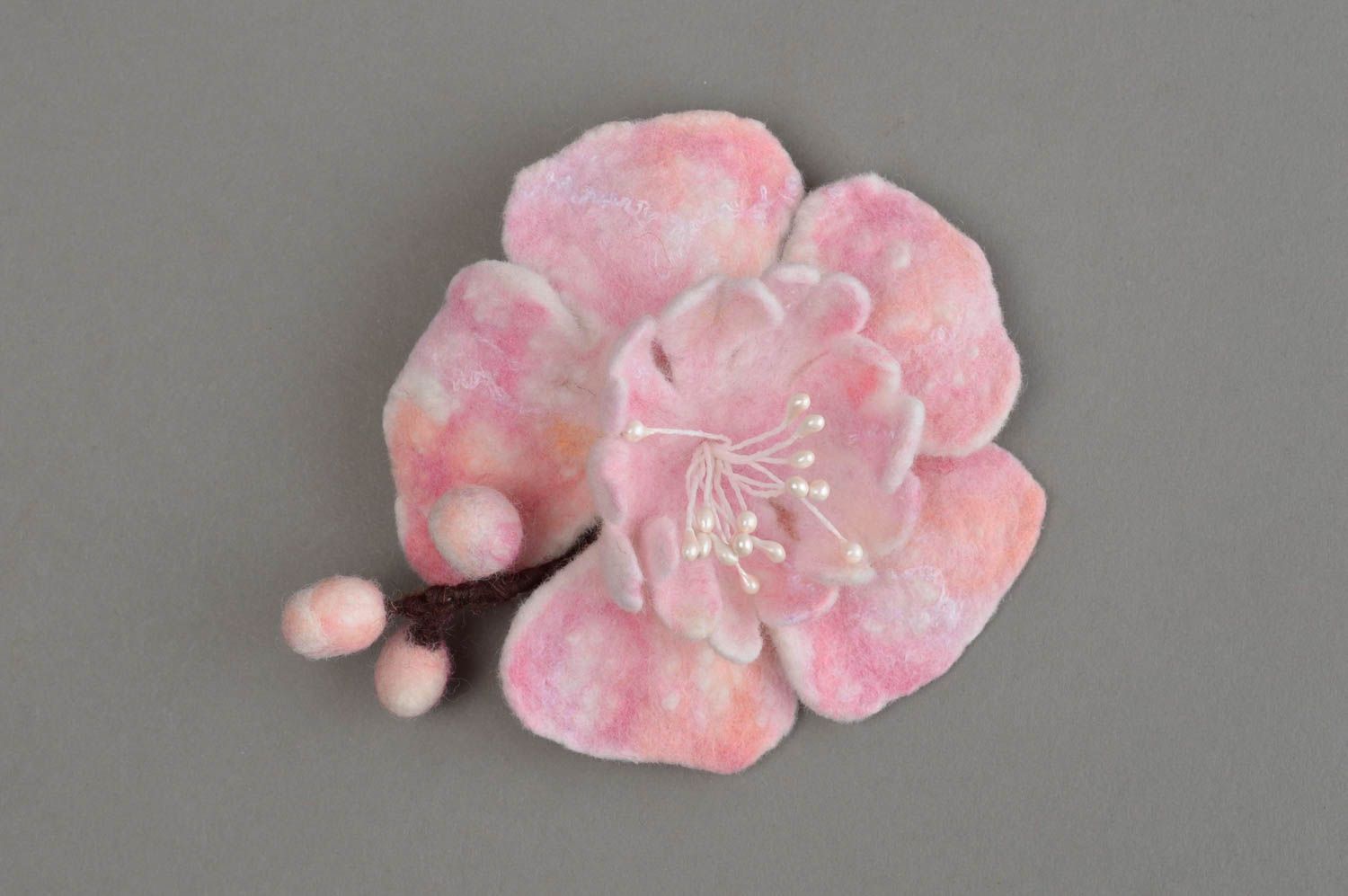 Broche en laine feutrée faite main molle fleur rose bijou de créateur original  photo 2