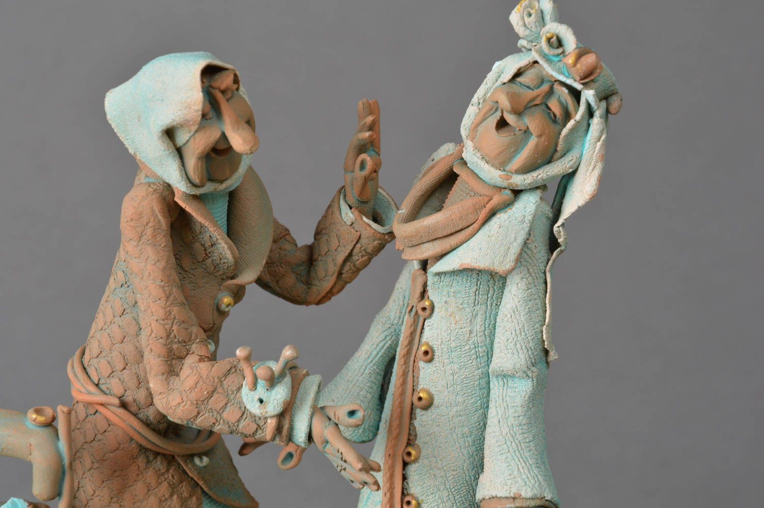 Красивая глиняная статуэтка забавная скульптура ручной работы Примерка одежды фото 2