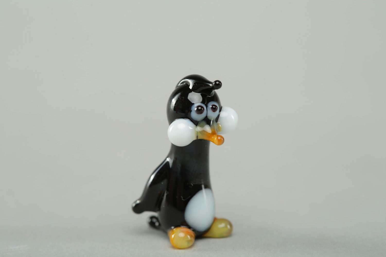 Небольшая стеклянная фигурка в технике лэмпворк Пингвинчик фото 1