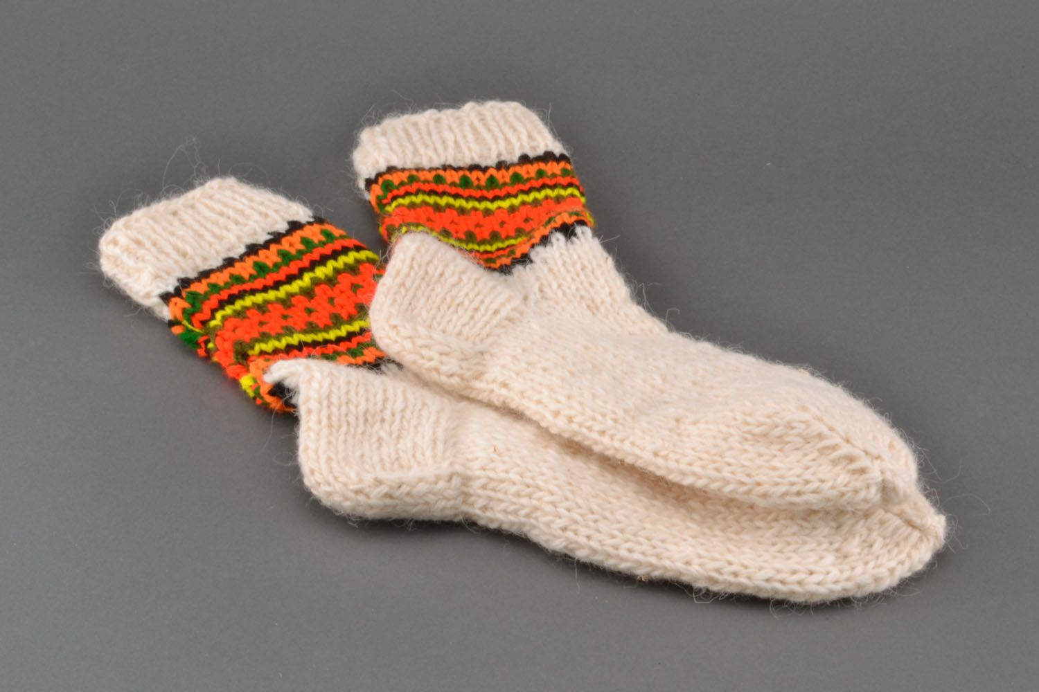 Chaussettes tricotées en laine blanches rayées  photo 2